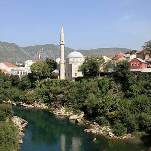 Mostar - pohled ze Starého mostu do údolí řeky Neretvy