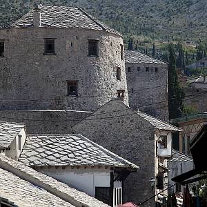 Mostar - věž Tara na levém břehu