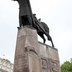Vilnius - pomník knížete Gediminase na Katedrálním náměstí