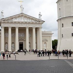 Vilnius - průčelí  katedrály sv. Stanislava a Vladislava (Šv. Stanislovo ir Šv. Vladislovo katedra)