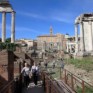 Řím, Forum Romanum, chrám Castora a Polluka (vlevo) a Vestin chrám (vpravo)
