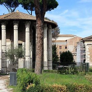 Řím, antické chrámy Herkula Vítězného (Tempio di Ercole Vincitore) a Portunův chrám (Tempio di Portuno)