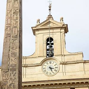 Řím, palác Montecitorio a egyptský obelisk