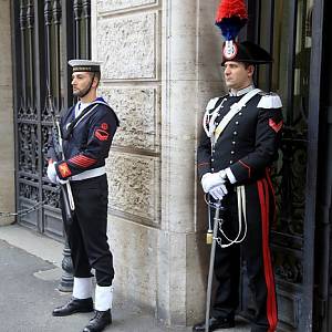 Řím, čestná stráž před palácem Madama, sídlem italského senátu
