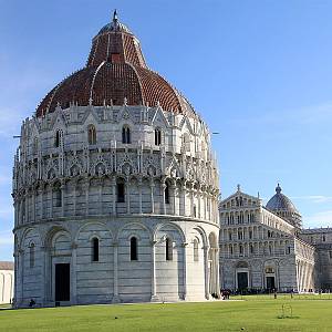 Pisa, křestní kaple (baptisterium) sv. Jana Křtitele, katedrála a šikmá věž