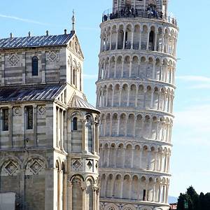 Pisa, katedrála a za ní vykukující zvonice, slavná šikmá věž