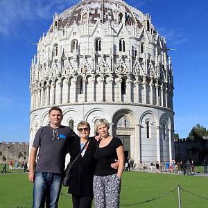 Pisa, my před křestní kaplí (baptisteriem)