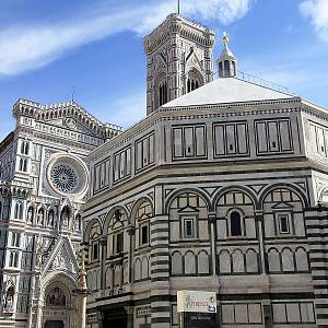 Florencie, křestní kaple (babtisterium) a průčelí katedrály se zvonicí