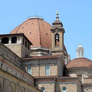 Florencie, bazilika sv. Vavřince a kupole Medicejských kaplí