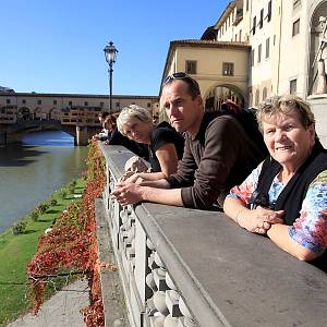 Koukáme na řeku Arno u Starého mostu (Ponte Vecchio)