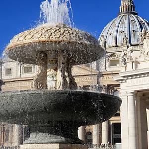 Vatikán, jedna z fontán na Svatopetrském náměstí