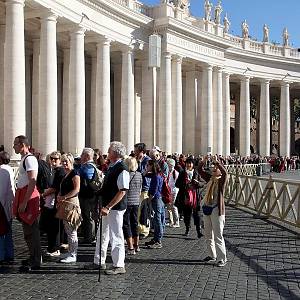 Vatikán, stojíme ve frontě do chrámu sv. Petra
