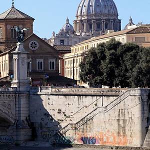 Pohled z Andělského mostu přes Tiberu na Vatikán