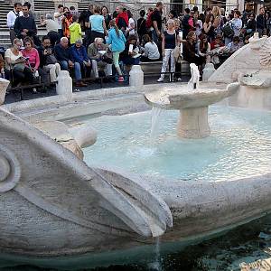 Kašna s bárkou (fontana della Barcaccia) na Španělském náměstí