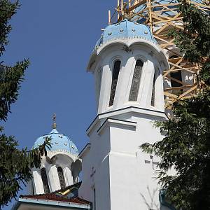 Černovice - „opilý“ kostel sv. Nikolaje, věže