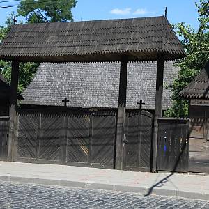 Černovice - roubený kostel Sv. Nikolaje z počátku 17. století, brána