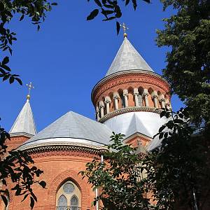 Černovice - cihlový arménský kostel svatých apoštolů Petra a Pavla 