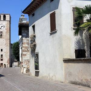 Castellaro Lagusello - brána a kostel uvnitř vesnice