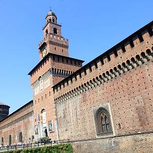 Milán - hrad Castello Sforzesco, brána a hradby