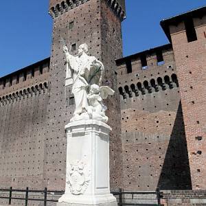 Hrad Castello Sforzesco v Milánu, sv. Jan Nepomucký na nádvoří