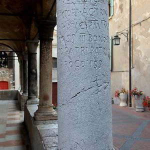 Antický sloup v předsíní kostela Panny Marie Sněžné (Santa Maria Maggiore) v Sirmione