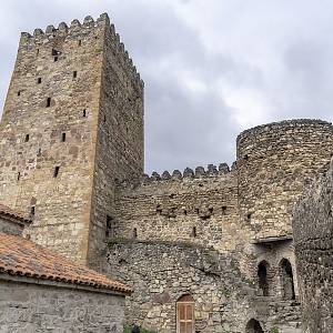 Hrad Ananuri, opevnění a obytná věž Šeupovari
