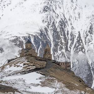 Kostel Cminda sameba na pozadí štítu hory Kazbeg