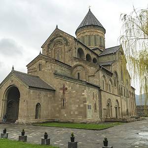Mccheta - katedrála Životodárných sloupů (Sveti Cchoveli), celkový pohled od jihozápadu