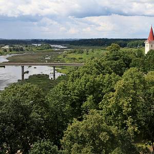 Krustpils - pohled z věže zámku na Daugavu a luteránský kostel