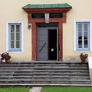 Zámek Krustpils (Krustpils pils), hlavní vchod s erbem