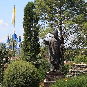 Kamenec Podolský, socha Jana Pavla II. a chrám sv. Jiří v pozadí