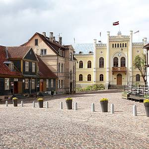  Kuldīga - střed města s radnicí