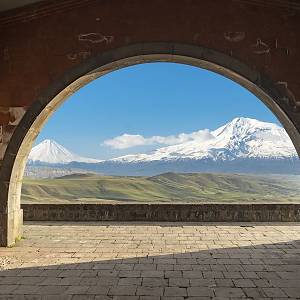 Čárensův oblouk a Ararat