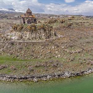 Klášter Hajrivank - kostel sv. Štěpána od jezera Sevan