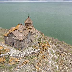 Klášter Hajrivank - kostel sv. Štěpána s jezerem