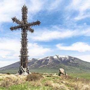 Svatý kříž (2012) na pozadí hory Ara jler 2577 m. n. m.
