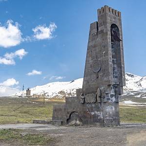 Vorotanský průsmyk (2344 m. n. m.), pomník