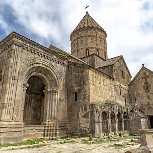 Klášter Tatev - chrám sv. Petra a Pavla a kostelík Řehoře Osvětitele