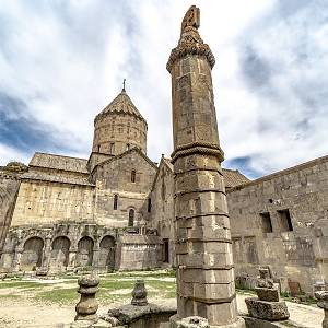 Klášter Tatev - chrán sv. Petra a Pavla a Gavazan (kývající se sloup)