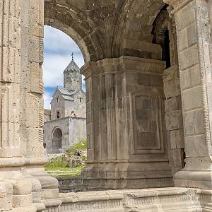 Klášter Tatev - průhled předsíné chrámu sv. Petra a Pavla ke kostelu Panny Marie
