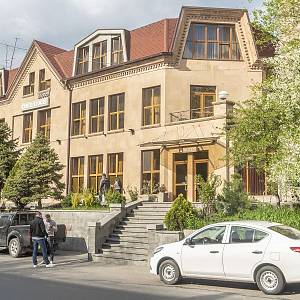 Jerevan, náš hotel a půjčené auto