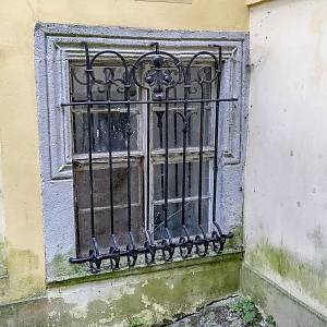 Zámek lenno, renesanční okno původní stavby
