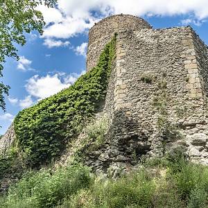Vleňský hrad, zbytek původního bergfritu a nová okrouhlá věž