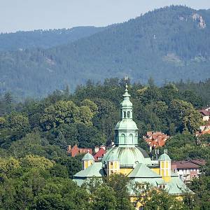 Dálkový pohled na kostel Povýšení sv. Kříže (kostel Milosti)