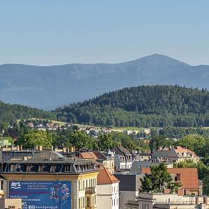 Pohled z Hradní bašty na Krkonoše se Sněžkou