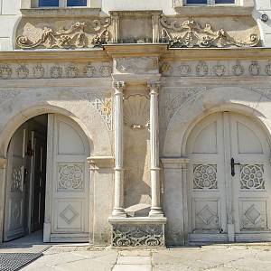Zámek Wojanów - renesanční vstupní portál