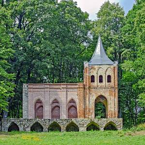 Bukovník - tzv. Opatství, jinak mauzoleum v zámeckém parku