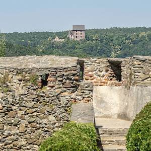 Pohled z Bolkova na nedaleký hrad Šviny (Świny)