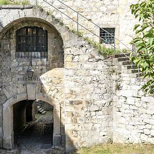 Jednotlivé části pevnosti jsou propojeny poternami, často ve výrazném sklonu. Tato vede do Vysokého bastionu.