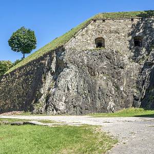 Václavův bastion v linii nejstašího bastionového opevnění. Střílny pochází z pozdější přestavby. Tato část opevnění je částečně vytvořena výlomem ve skále.